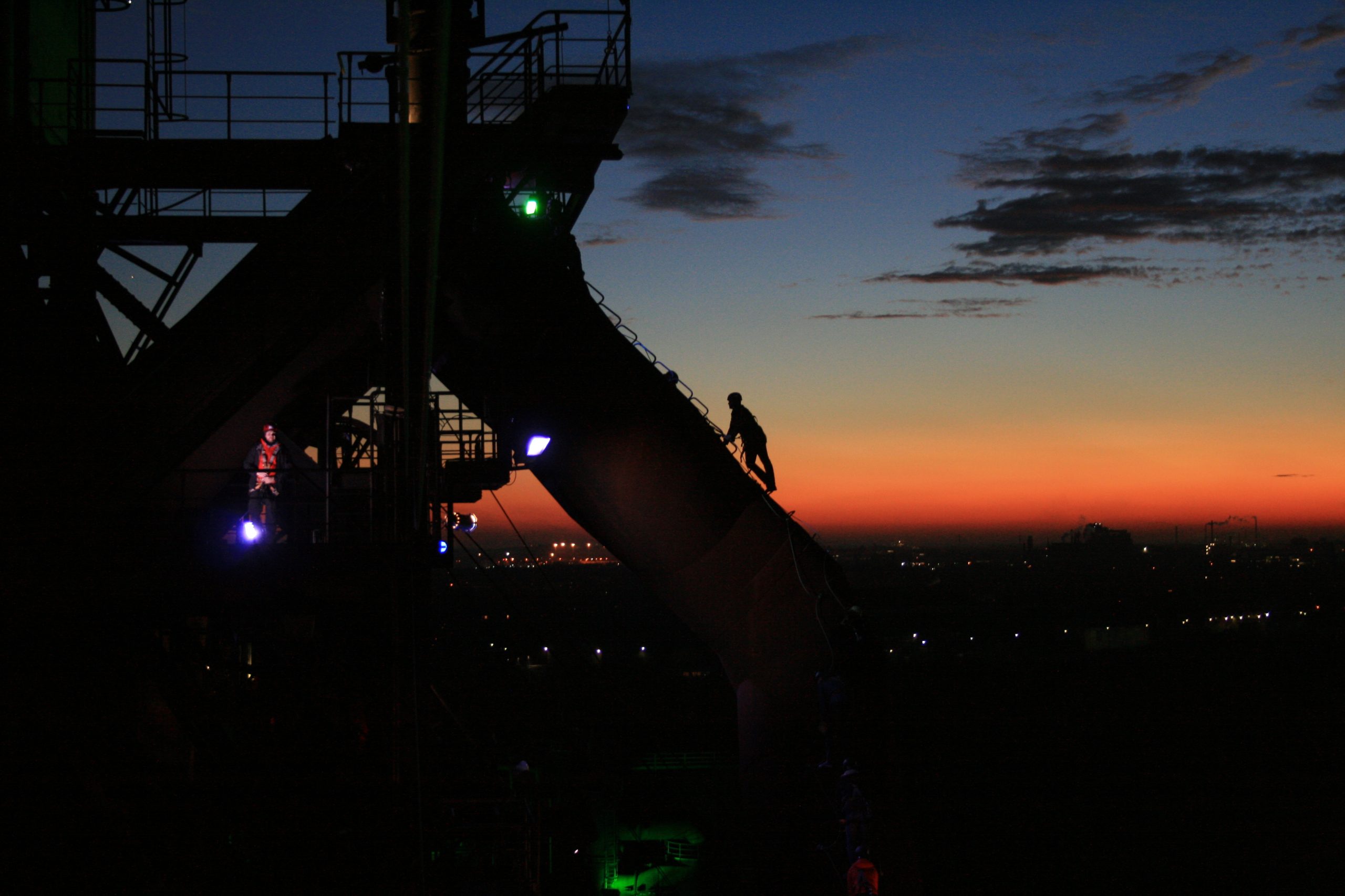 Silhouette eines Teilnehmers vor Sonnenuntergang am Hochofen