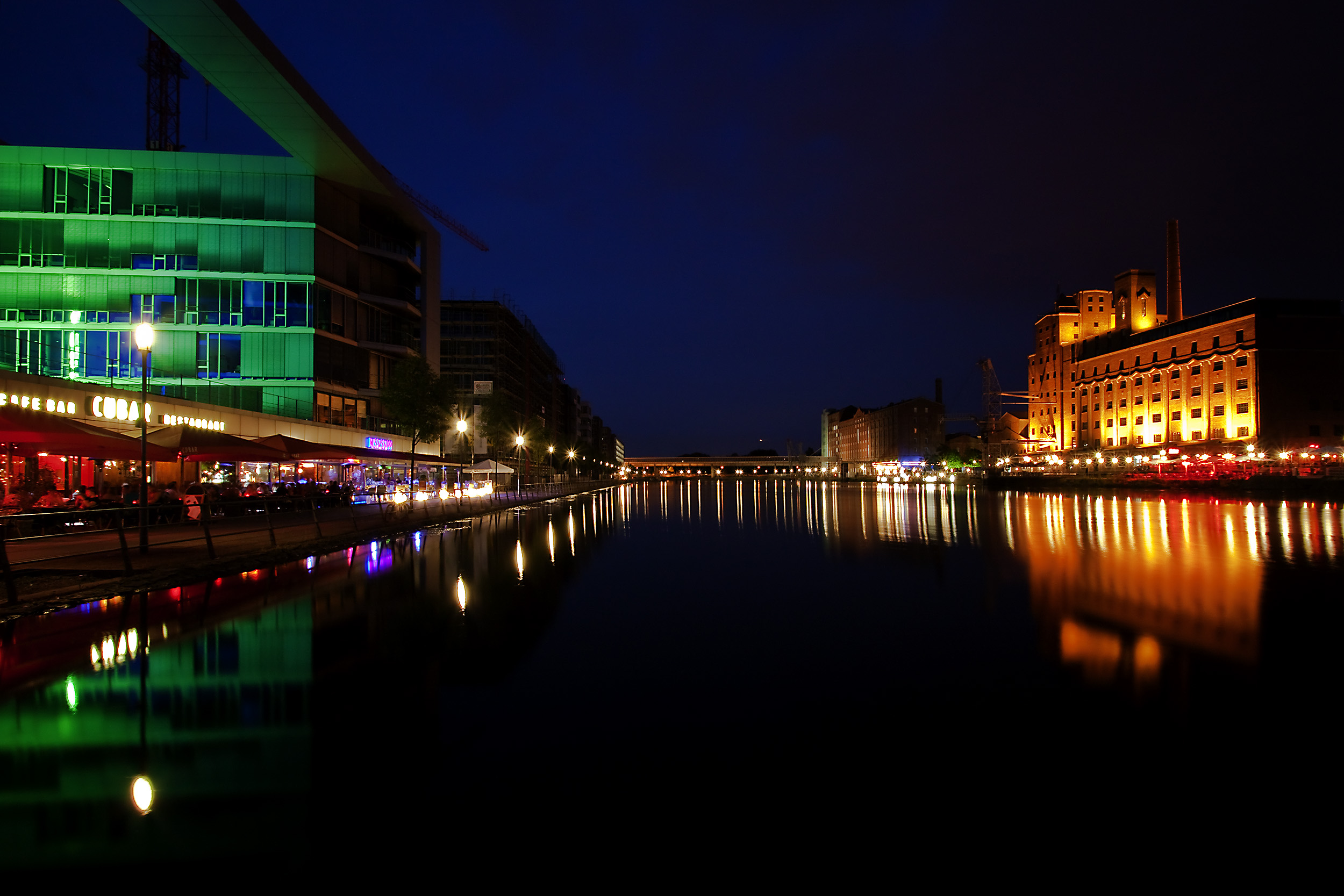 Lichtinszenierung bei Nacht des Duisburges Innenhafens