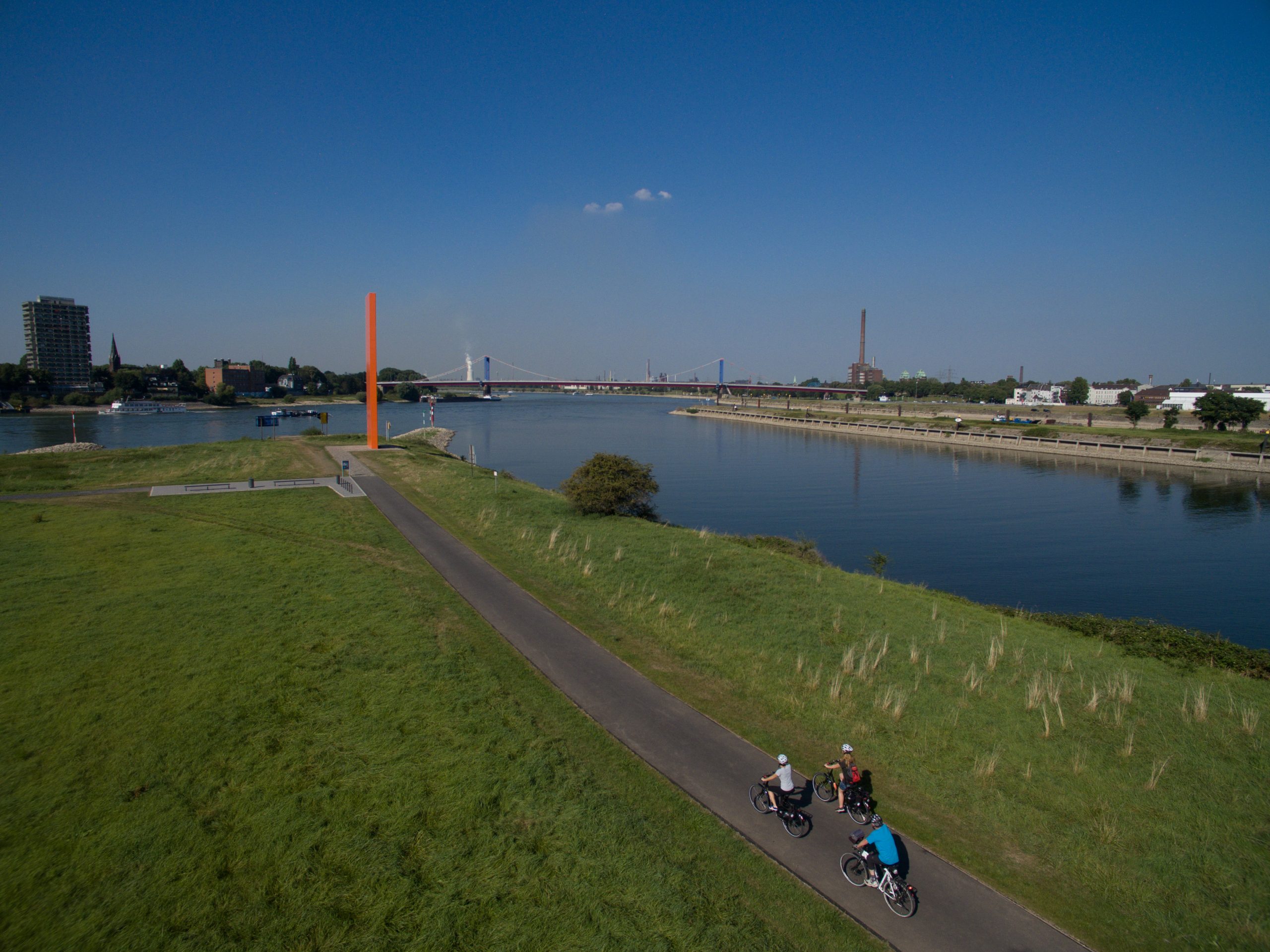 Duisburg Rheinorange Meundung von der Ruhr in den Rhein makriert mit orangefarbener Stehle