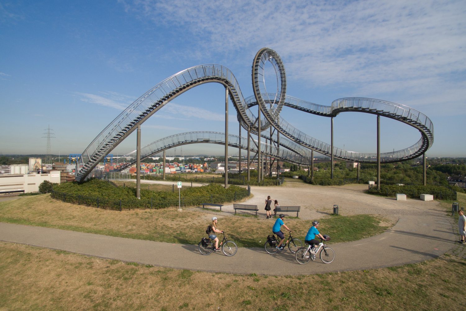Achterbahntreppe in Duisburg mit Fahrradfahrern