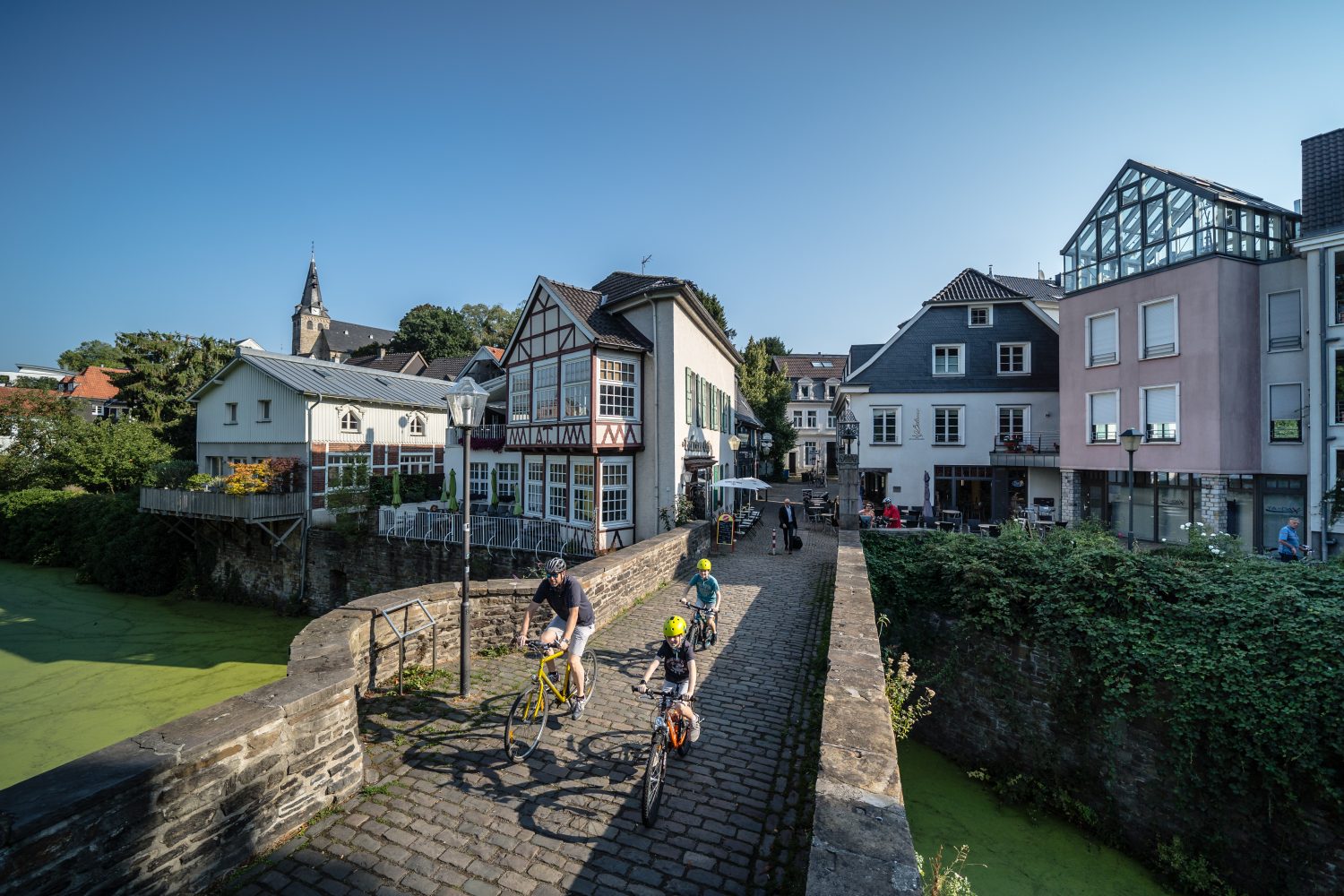 Altstadt von Kettiwig mit Radfahrern